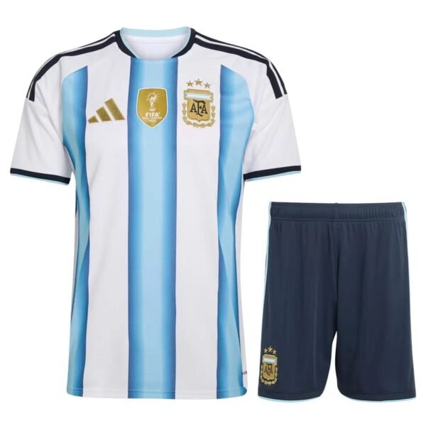 1b4ee270-9e08-4c7f-9d30-eae6c6def736 Argentina 3-Star Home Jersey tailored in youth and kids' sizes. This classic kit features the iconic light blue and white stripes accented with gold branding, the official AFA crest, and three stars celebrating their historic World Cup victories.