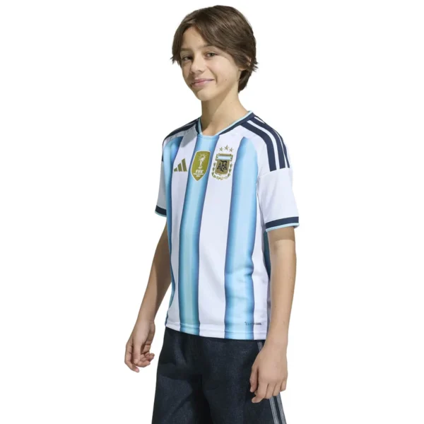 C3-1168652-636Wx636H Argentina 3-Star Home Jersey tailored in youth and kids' sizes. This classic kit features the iconic light blue and white stripes accented with gold branding, the official AFA crest, and three stars celebrating their historic World Cup victories.